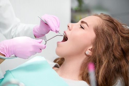 深圳愛康健口腔箍牙醫師:牙齒矯正時邊啲情況需要猛牙?